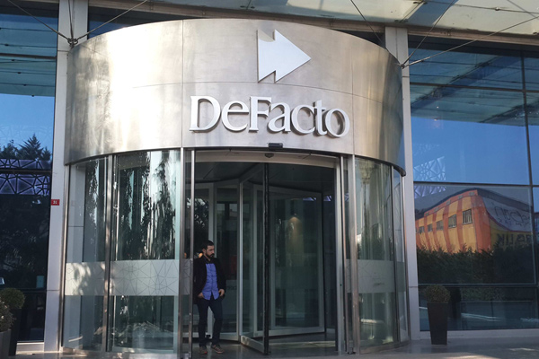 Defacto